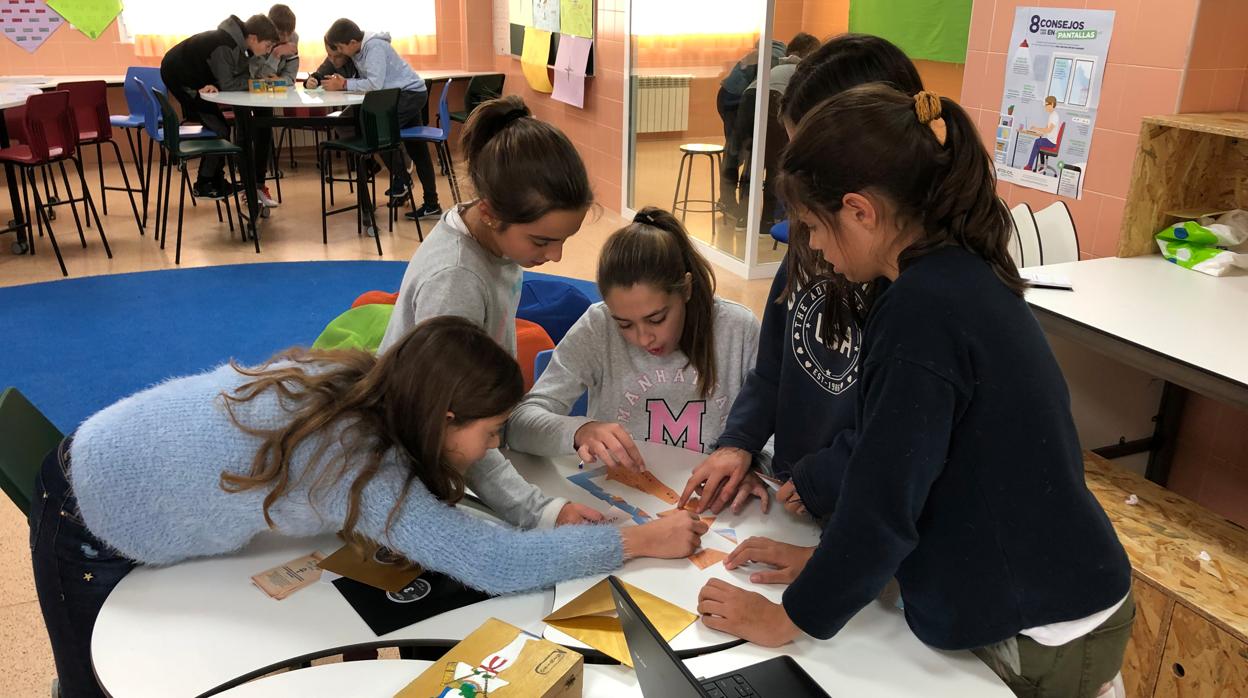 Alumnos de este colegio soriano participando en la dinámica de los «Cazadores de tumba»