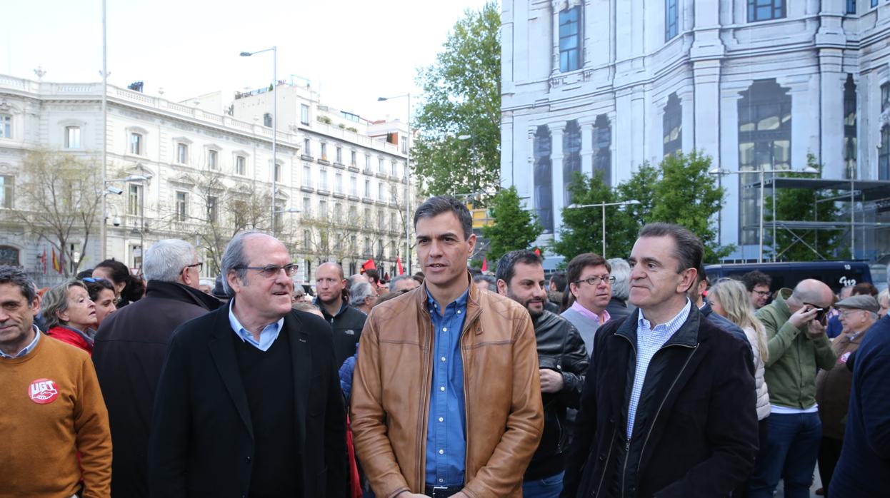 Ángel Gabilondo (izq.), Pedro Sánchez y José Manuel Franco (secretario general de los socialistas madrileños), en una manifestación del 1 de Mayo