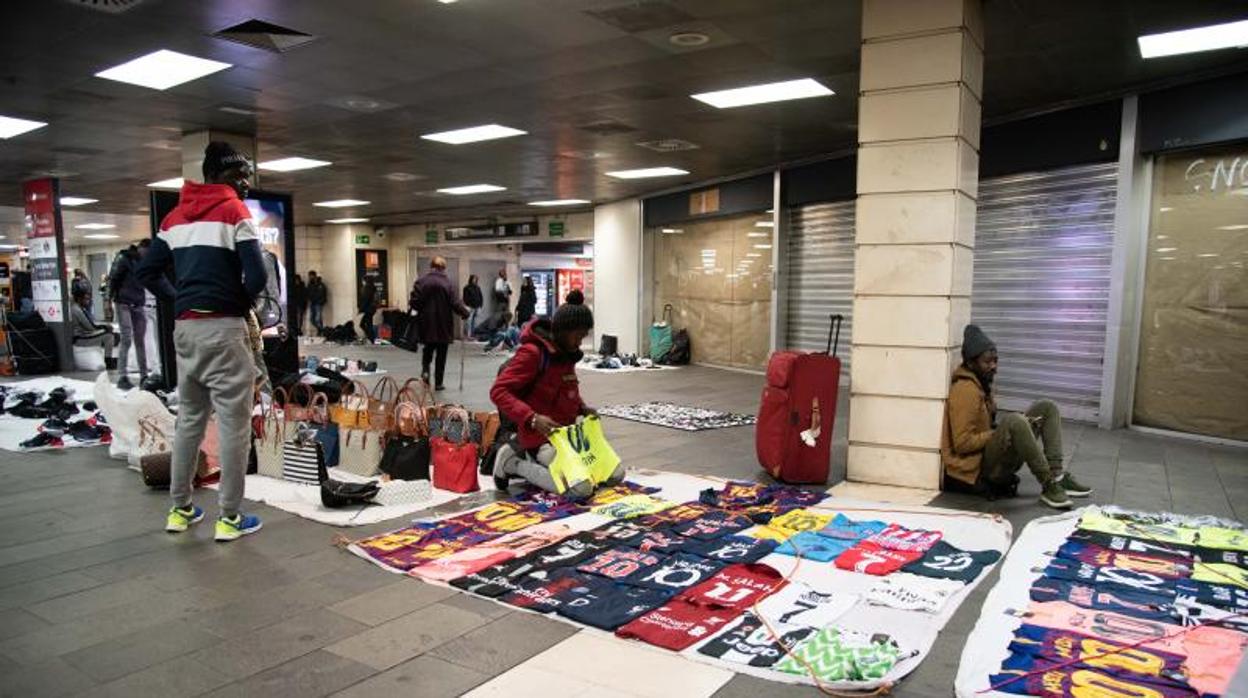 "Manteros", la semana pasada en el vestíbulo de plaza Cataluña