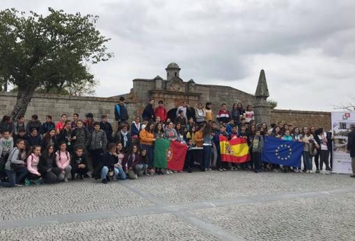 Los niños del IES Fray Diego Tadeo en el encuentro transfronterizo de Almeida en octubre de 2018