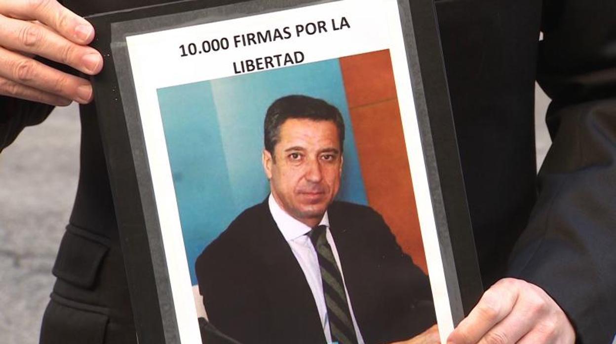 Foto de Zaplana en la campaña de recogida de firmas de José Luis Bayo por su libertad