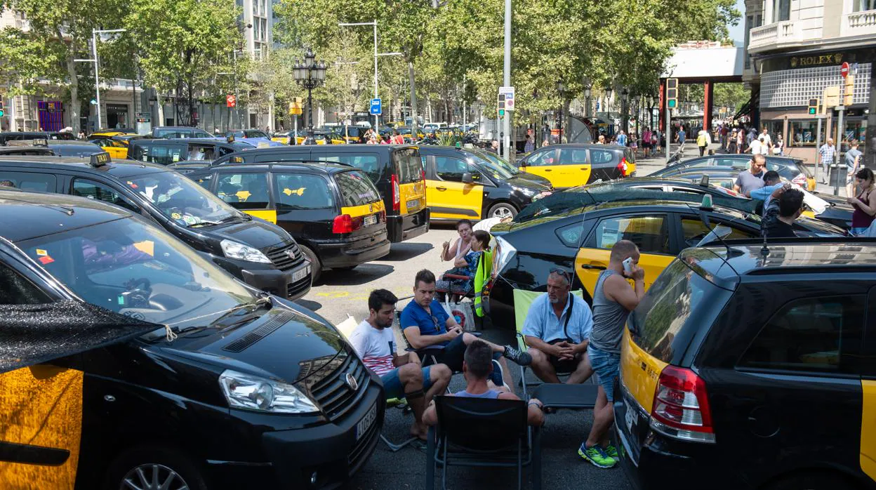 Los taxistas de Barcelona durante la huelga del verano pasado