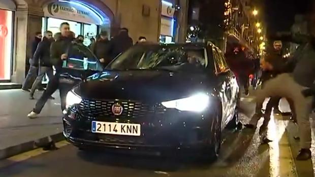 Brutal agresión a un vehículo VTC en Barcelona