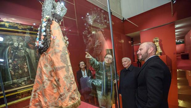 El cardenal arzobispo de Valencia visita la exposición de la Diputación sobre la Mare dels Desemparats