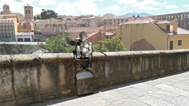 El juez desestima la paralización cautelar de la colocación de la estatua del «diablillo» del Acueducto