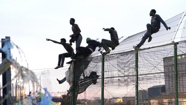 Interior retirará las concertinas en los tramos más vulnerables de la valla de Ceuta y Melilla