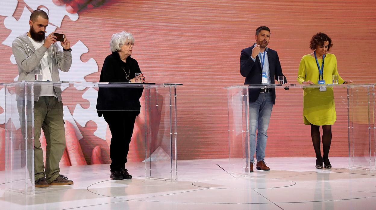 Jaume Vives, Teresa Freixes, José Rosiñol y Dolors Montserrat, durante el debate