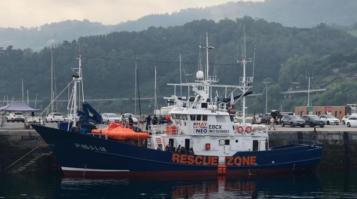 El barco Aita Mari, en el puerto de Pasajes