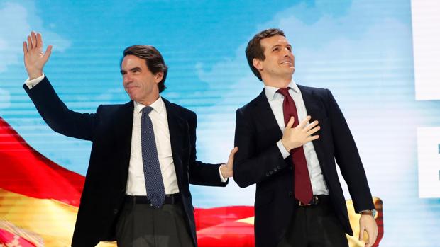 En directo: Aznar, a Casado: «Eres un líder como un castillo, sin tutelas ni tutías»