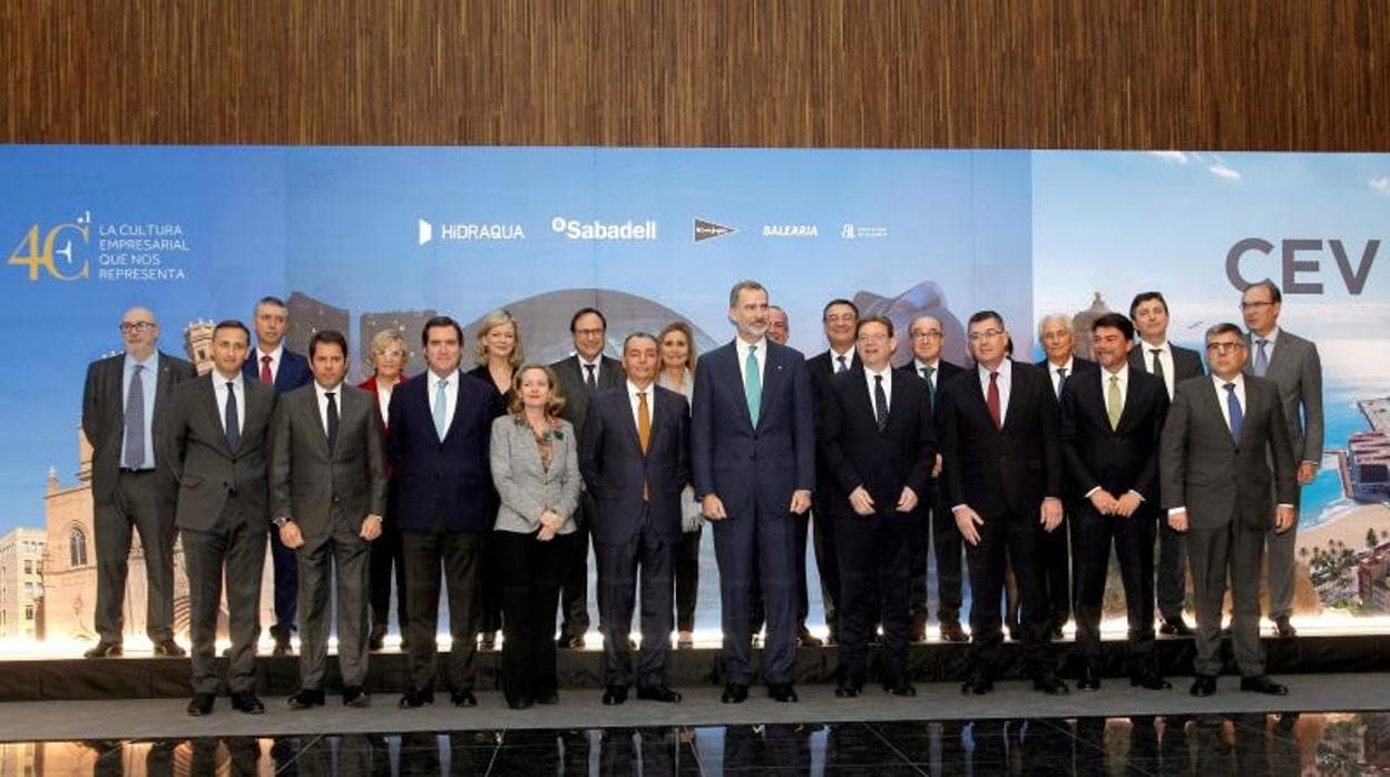 El Rey Felipe VI, con los representantes empresariales y políticos en el aniversario de la CEV, en Alicante
