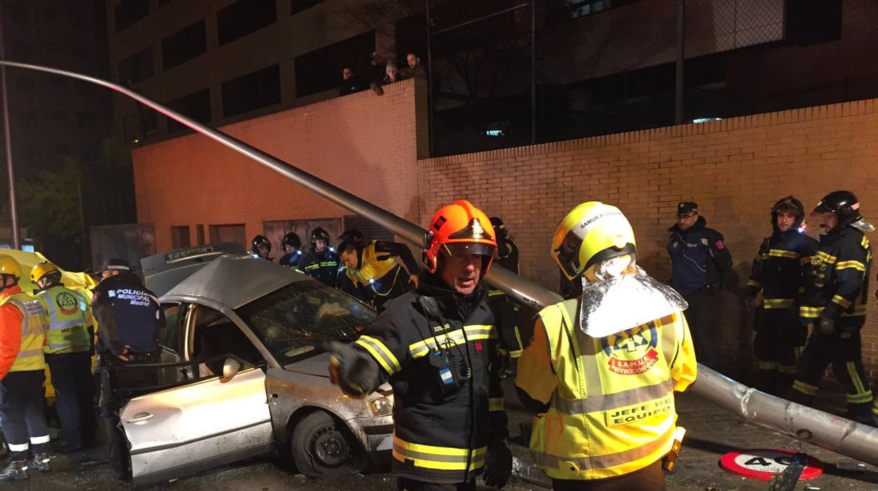 Los servicios de emergencias y la Policía intervienen en el lugar del accidente