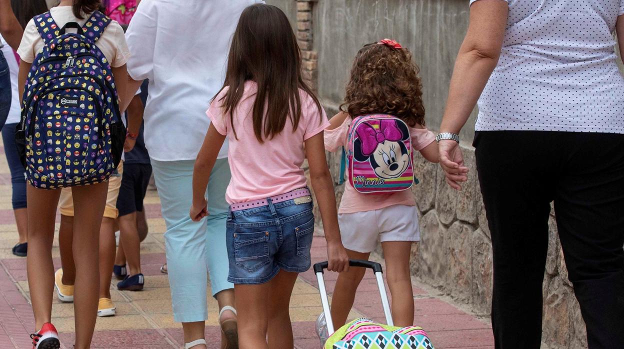 Menores a la salida de un colegio