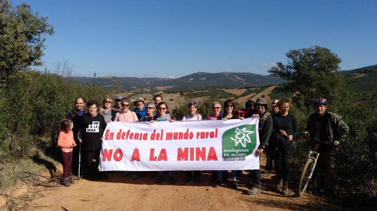 Movilización de personas contra la instalación de una mina de fosfatos en Fontanarejo (Ciudad Real)