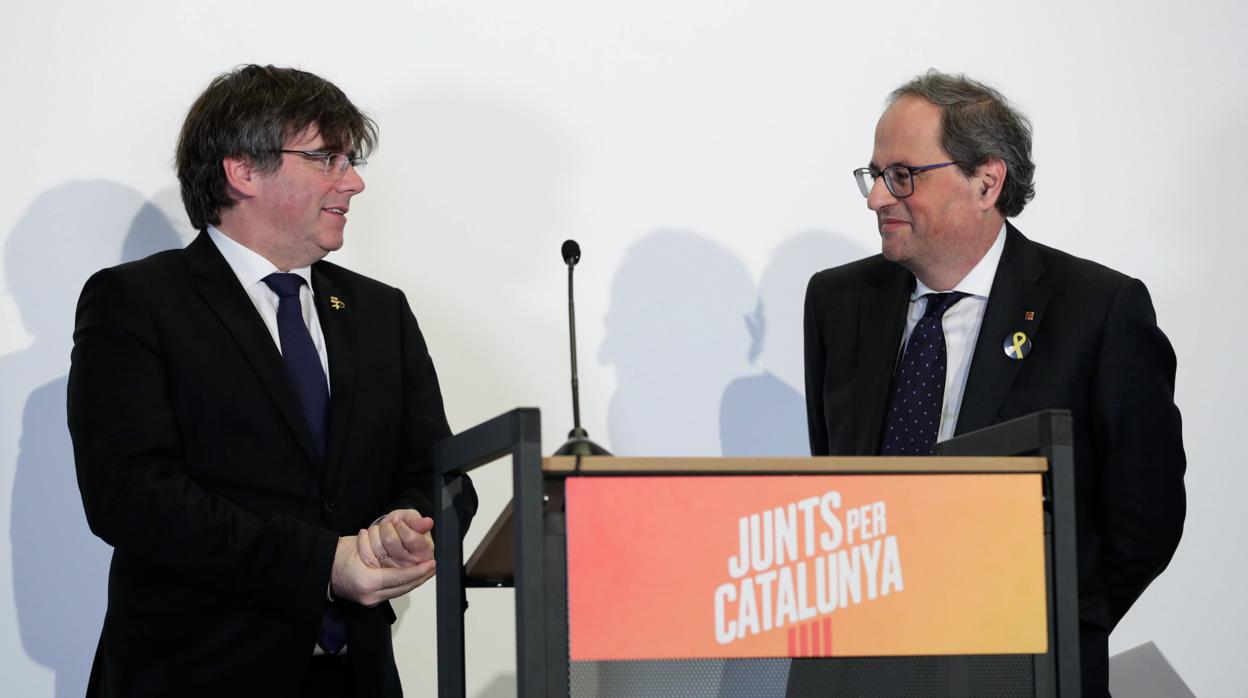 Carles Puigdemont y Quim Torra tras la reunión de Junts per Catalunya en Bruselas