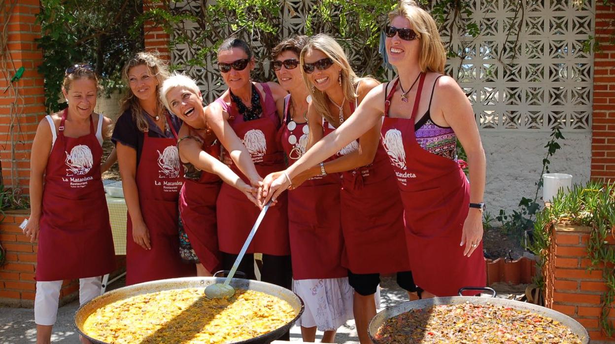 Graduadas en paella valenciana en La Matandeta (Alfafar)