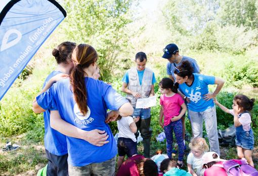 Voluntarios en el río Turia en Valencia