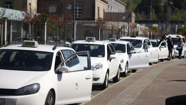 Los taxistas denuncian las primeras irregularidades de los VTC en Galicia