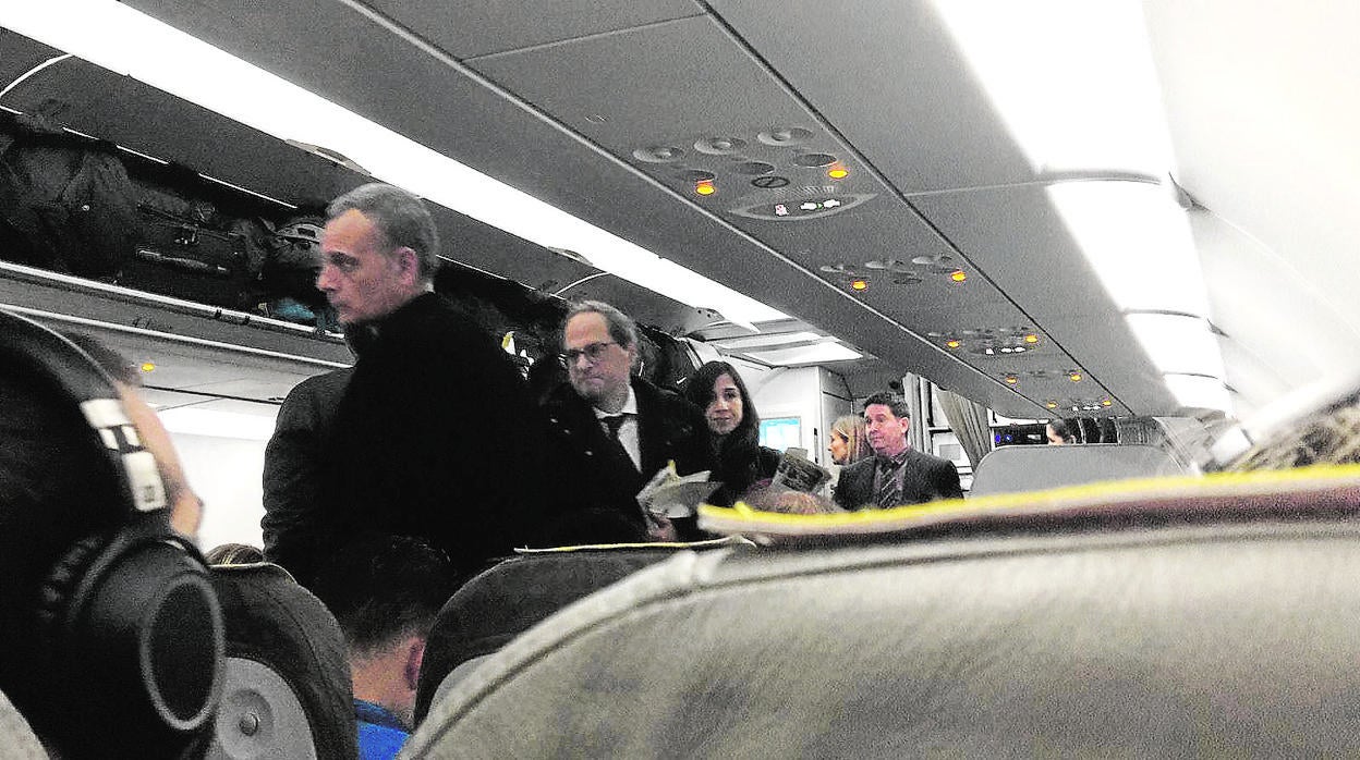 Torra, en el avión que lo llevó a Bélgica para visitar a Puigdemont ABC