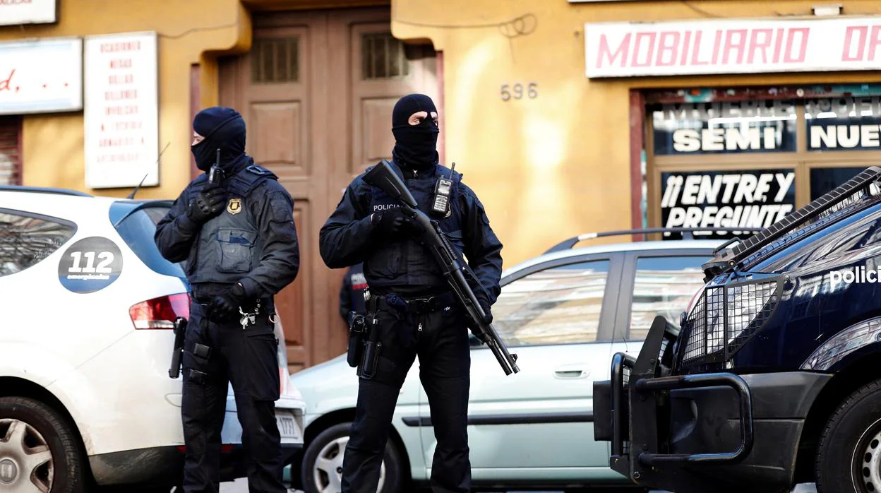 Mossos d'Esquadra en una operación antiyihadista en Barcelona