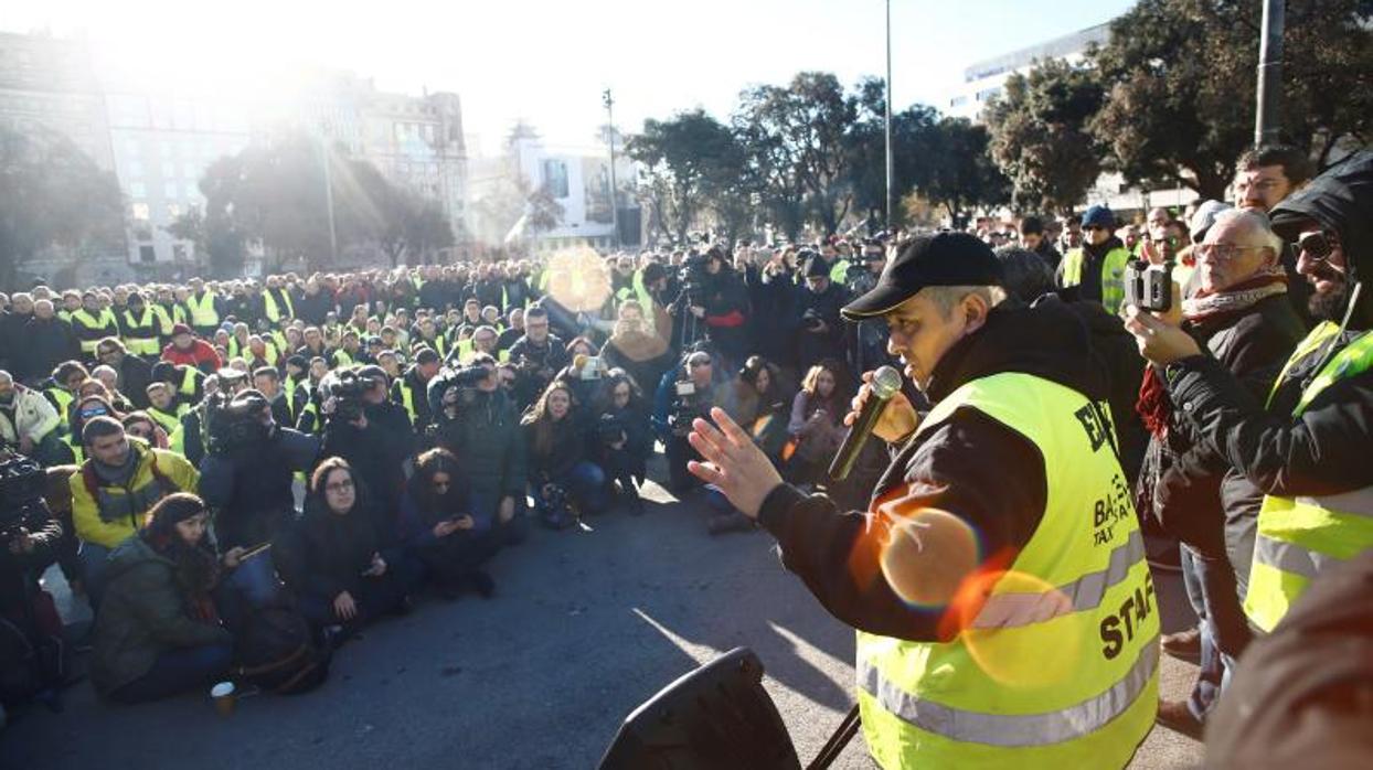 Alberto Álvarez, portavoz de Élite Taxi, durante la asamblea matinal de este martes de los taxistas