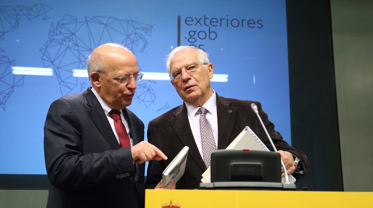 El ministro de Asuntos Exteriores, Josep Borrell (d), junto a su homólogo portugués Augusto Santos