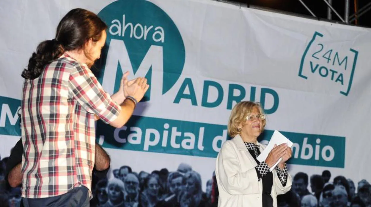 El líder de Podemos Pablo Iglesias y la alcaldesa de Madrid, Manuela Carmena, en la campaña de 2015
