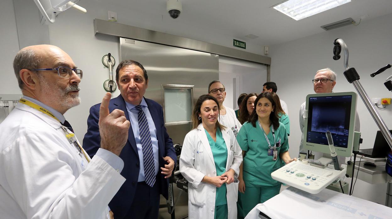 El consejero de Sanidad, en la nueva Unidad de Braquiaterapia del Hospital Clínico de Valladolid