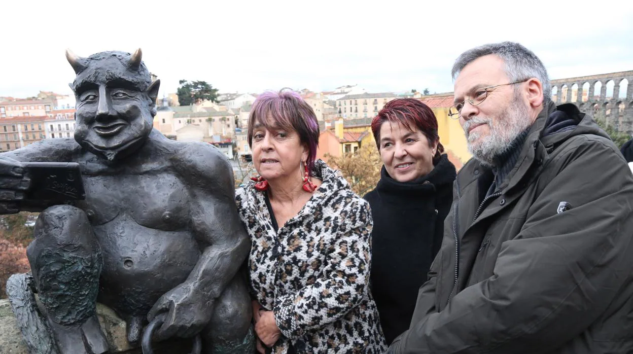 La concejal de Patrimino, la alcaldesa de Segovia y el autor de la obra, con la escultura del diablillo cerca del Acueducto