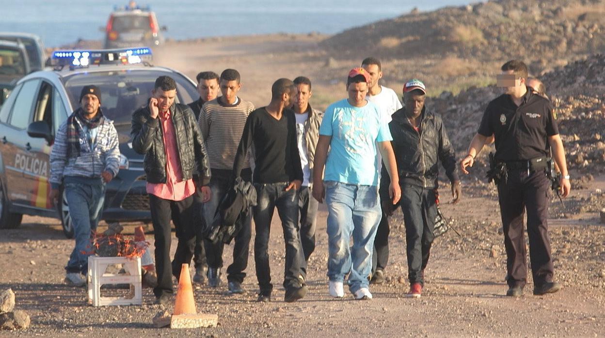 Un grupo de saharauis llegados a Lanzarote en patera, en 2011