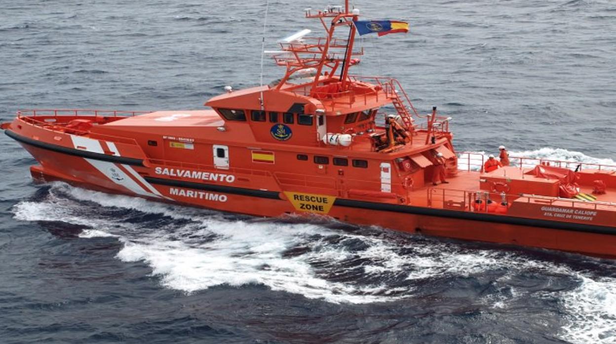 Barco de Salvamento Marítimo navegando por el Mediterráneo