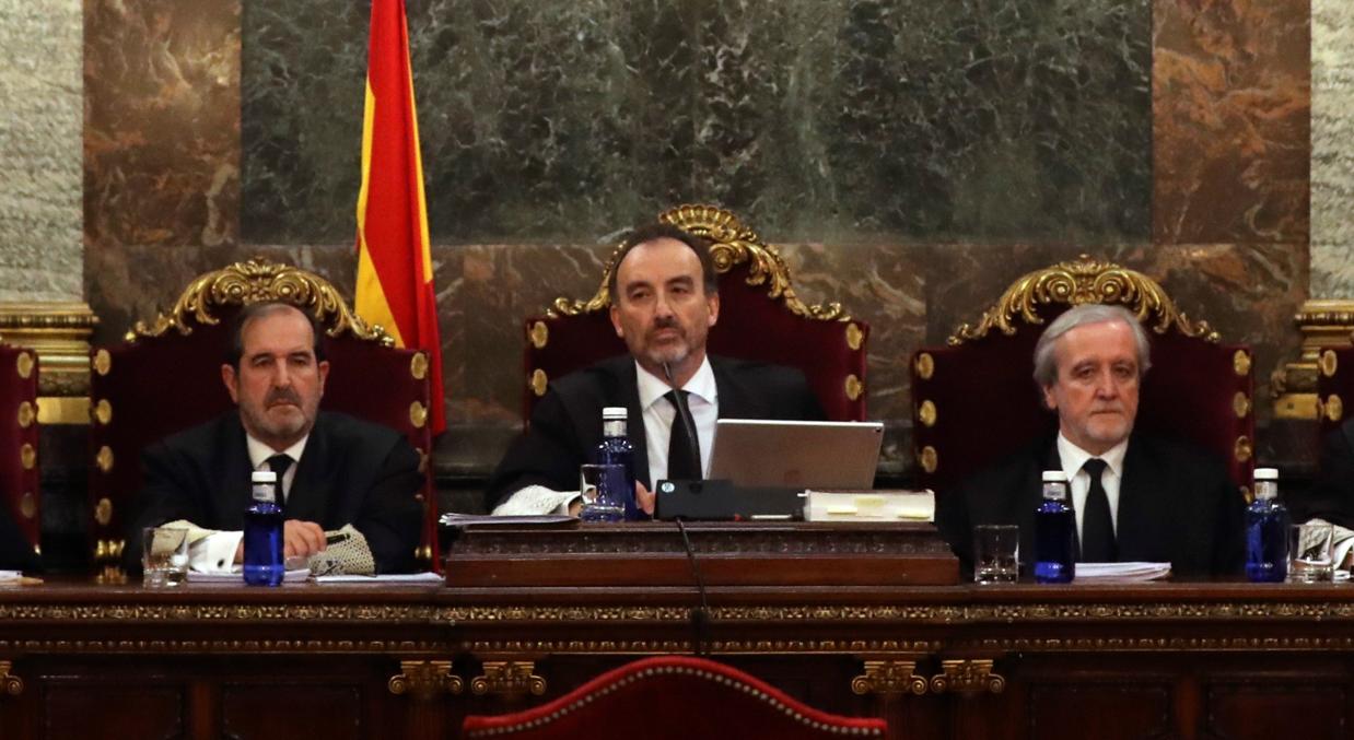 Tres jueces del tribunal del procés, formado por siete; en medio, el presidente, el juez Manuel Marchena