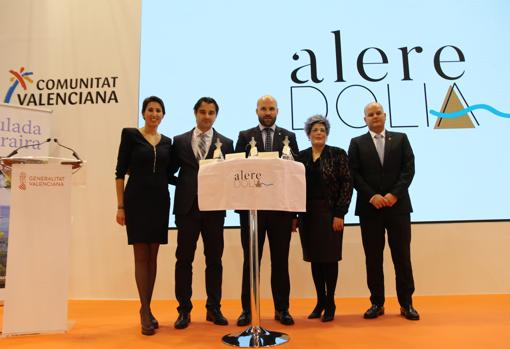 El alcalde, Carlos Linares, con el diputado provincial de Turismo, Eduardo Dolón, y otros dirigentes