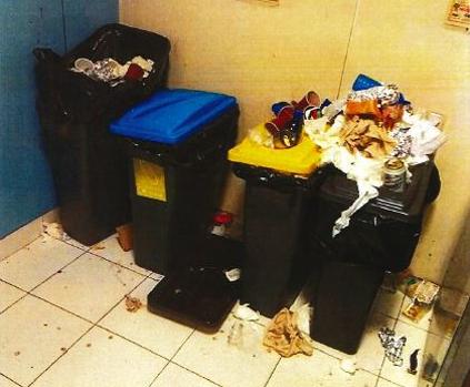 Hongos, pulgas y un hedor insoportable: la basura se amontona en las comisarías de Guipúzcoa