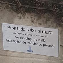 Un error en la traducción al inglés de una placa roba  protagonismo al polémico diablillo del Acueducto