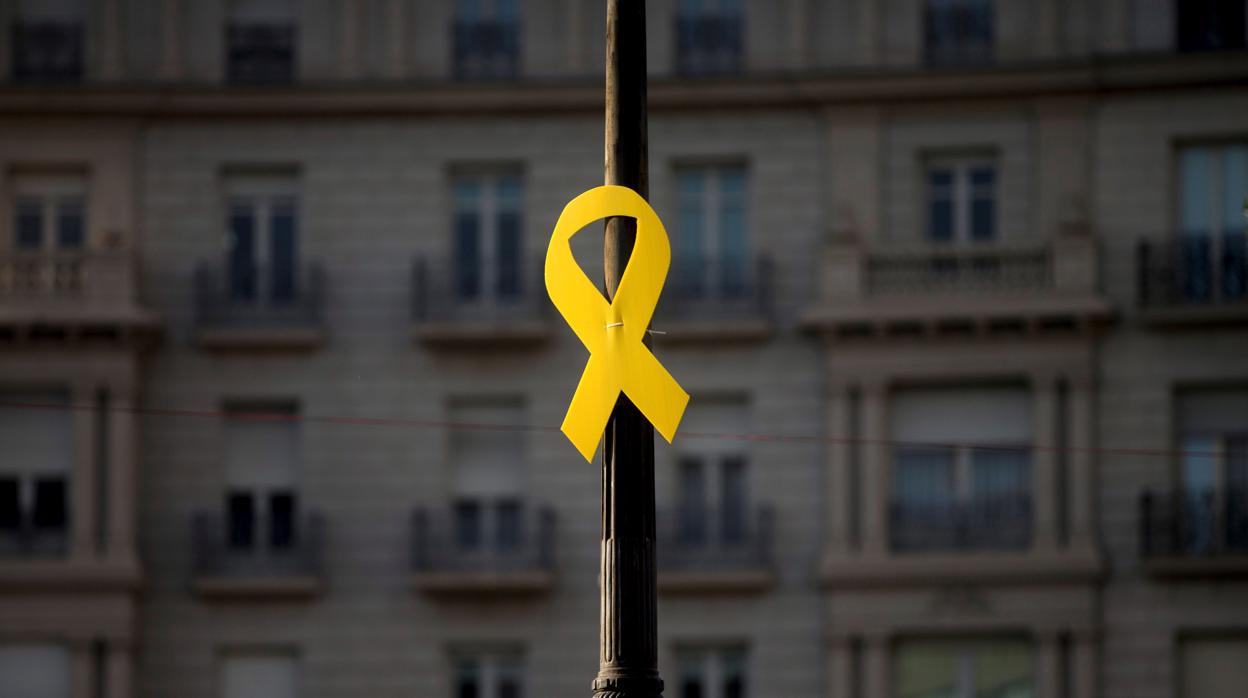 Un lazo amarillo en una calle de Barcelona