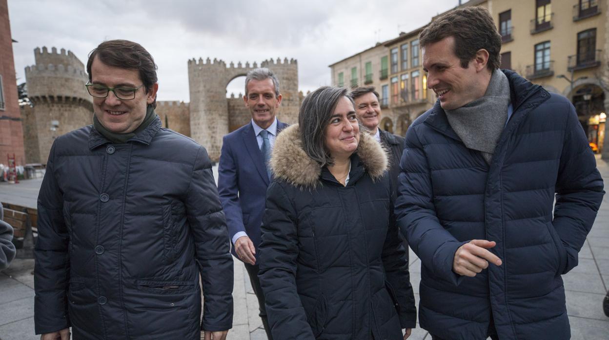 Fernández Mañueco, Sánchez Reyes y Pablo Casado, ayer por las calles de Ávila