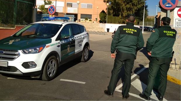 Dos guardias civiles fuera de servicio auxilian a 15 personas atrapadas en un incendio en un piso