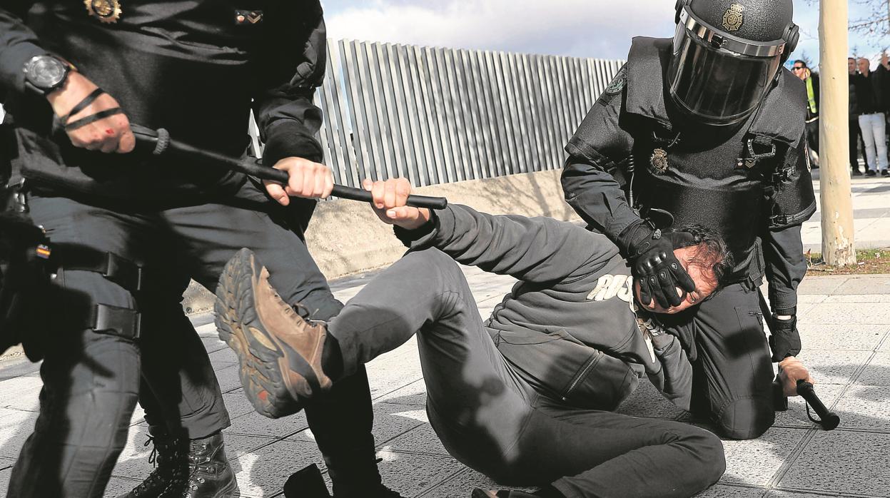 La policía detiene a un taxista durante las protestas del sector de ayer en Madrid