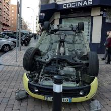 El coche, volcado, delante del bolardo contra el que chocó