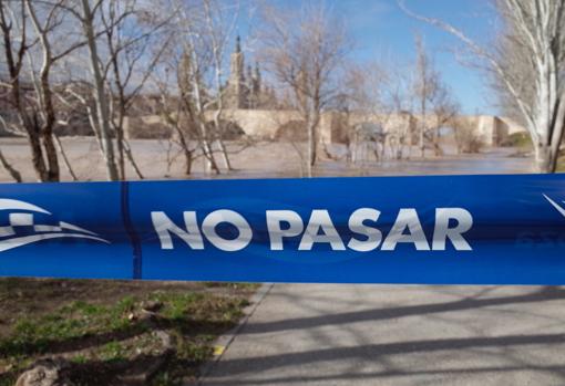 Las riberas del Ebro en la capital aragonesa han sido acordonadas para evitar riesgos