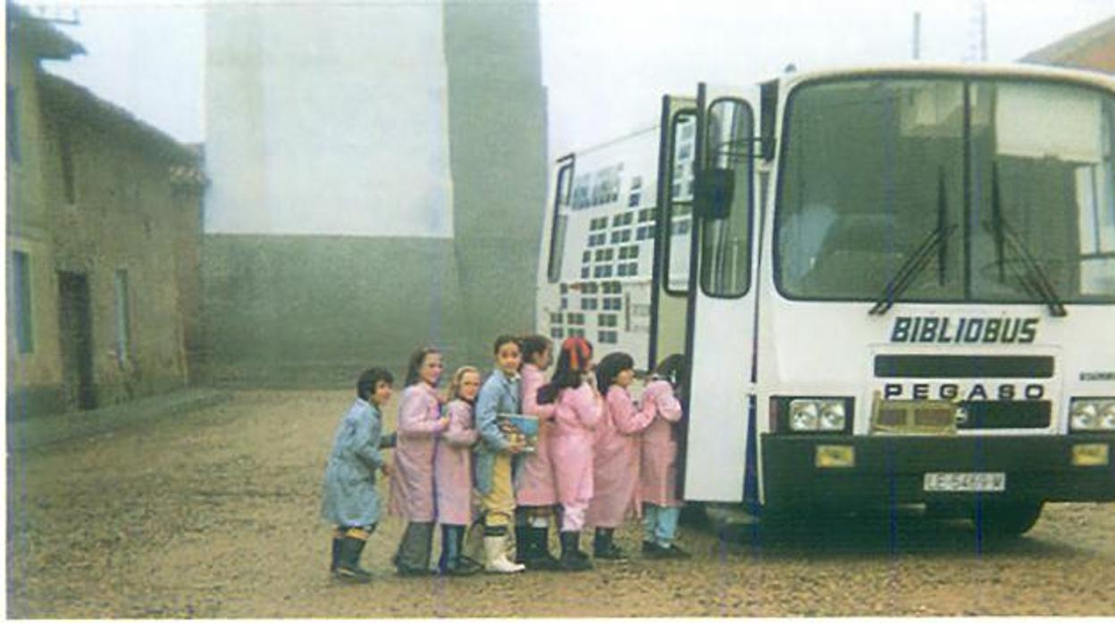 Imagen de uno de los bibliobuses que circuló por la provincia de León en los años 80