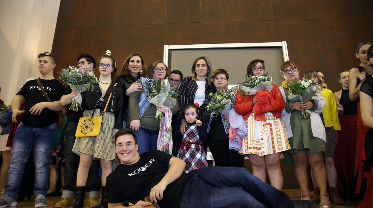 La alcaldesa, con los participantes en el desfile