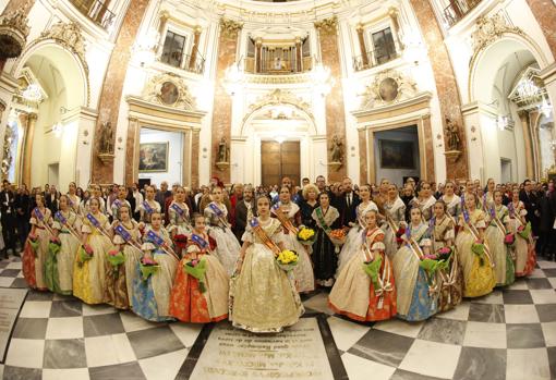 Las falleras y otros representantes de la fiesta, en la Basílica