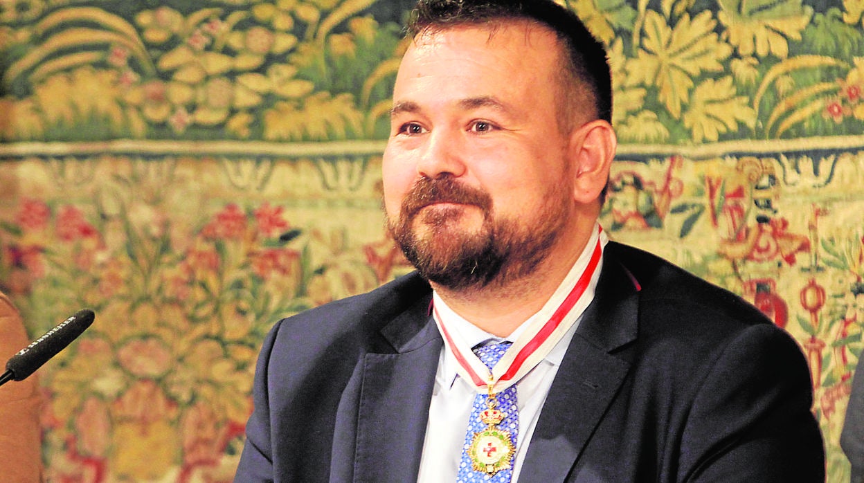 Juan Ramón Amores, con la medalla de Oro de Cruz Roja Española