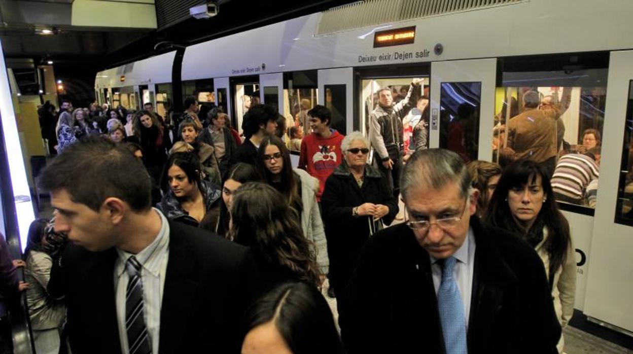 Usuarios del metro de Valencia en una jornada de huelga