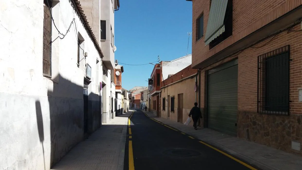 Una mujer camina por la calle Pajitos, en Mora