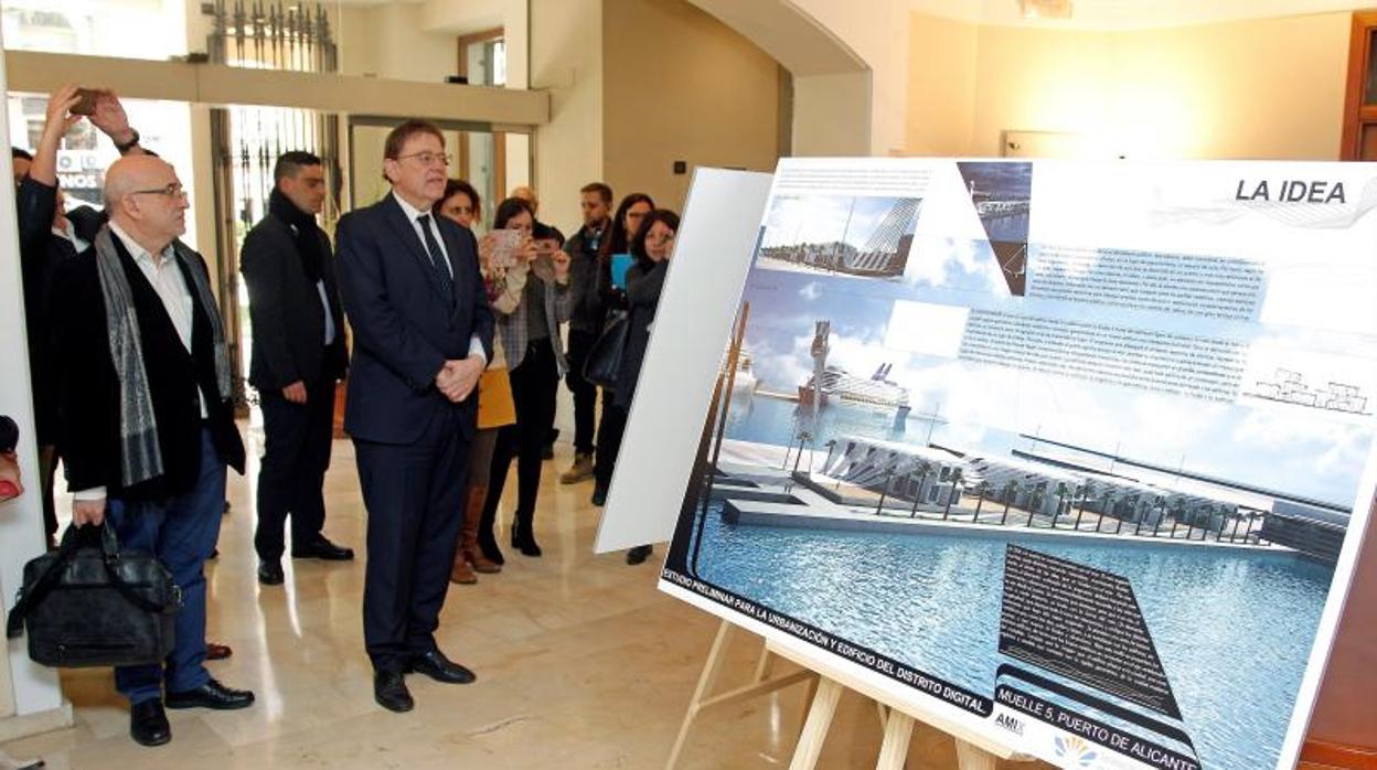 El presidente Puig junto a una imagen de la zona portuaria donde se construirá el nuevo edificio con forma de cubierta del barco