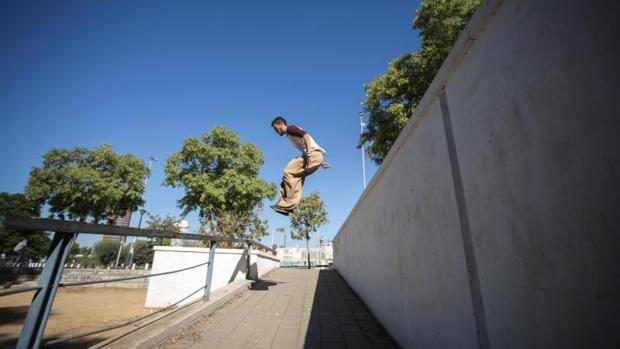 Hospitalizado un menor que se cayó del puente de Monteolivete de Valencia haciendo «parkour»