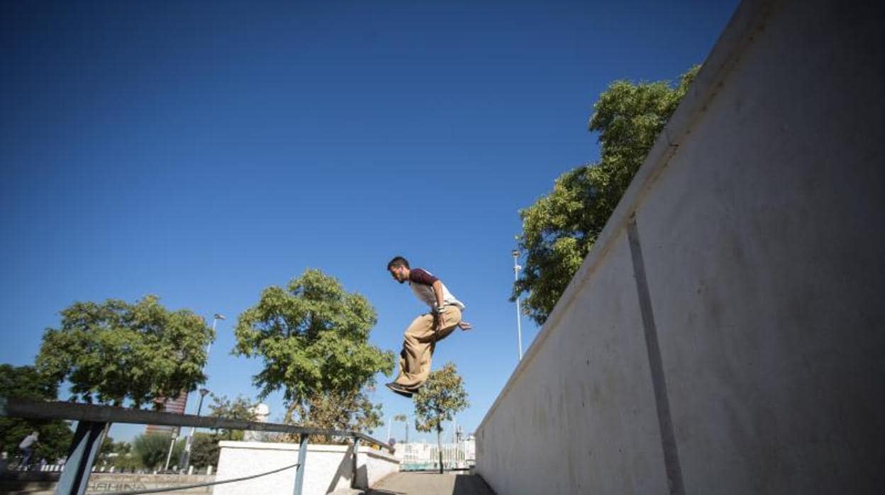 Un joven realiza un salto desde altura practicando «parkour»