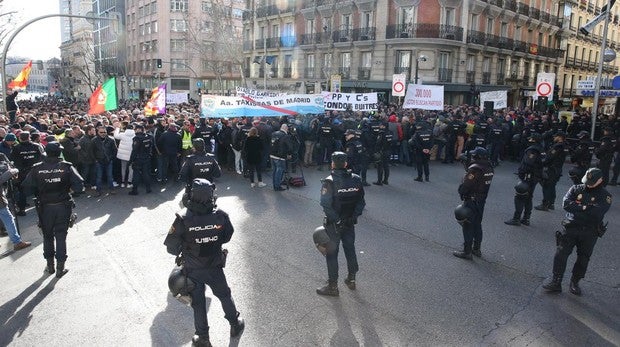 Los taxistas cortan la Gran Vía después de que la Comunidad rechace su propuesta